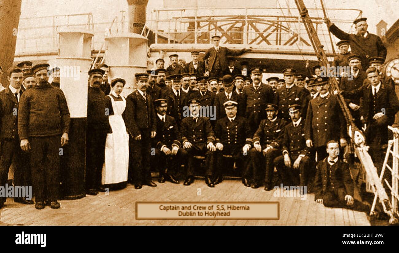 Kapitän & Besatzung (einschließlich der Schiffsschwester) der S. S. Hibernia (Dublin nach Holyhead Eisenbahn Fährdienst) auch als T.S.S. bezeichnet Hibernia (Doppelschneckendampfer oder Dampfer). Sie wurde von 1900 bis 1914 von der London and North Western Railway betrieben und 1914 von der Admiralität in HMS Tara umbenannt. Im November 1915 wurde sie in Aktion versenkt. Ursprünglich von William Denny und Brothers of Dumbarton für die London and North Western Railway gebaut Stockfoto