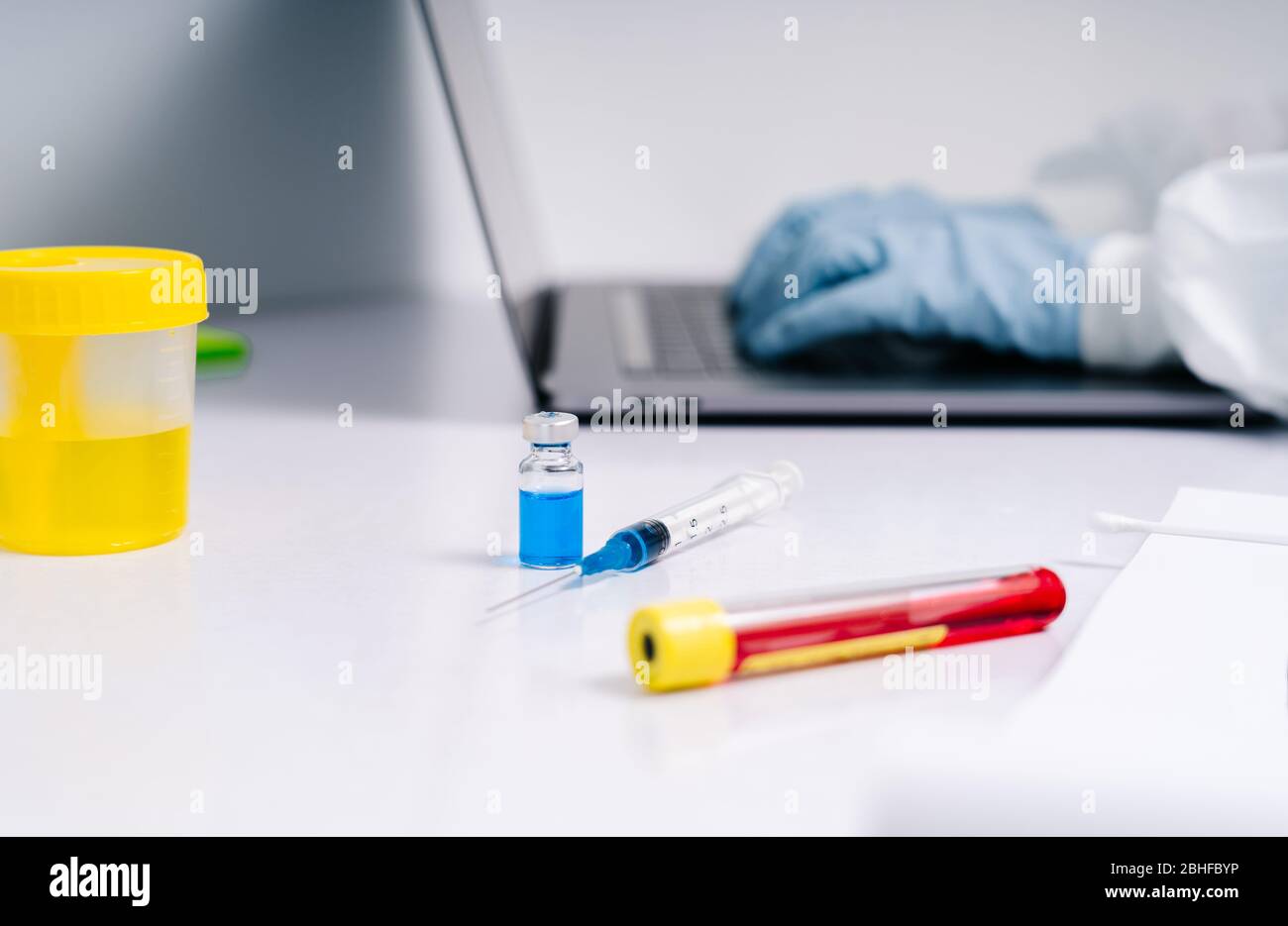 Stock-Fotografie von Wissenschaftler arbeiten mit Laptop mit speziellen Geräten im Labor Stockfoto