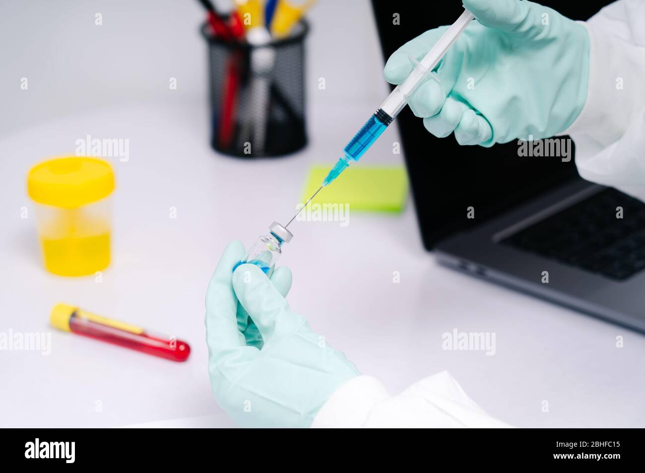 Stock-Fotografie von Wissenschaftler, der einen Impfstoff mit speziellen Geräten im Labor vorbereitet Stockfoto