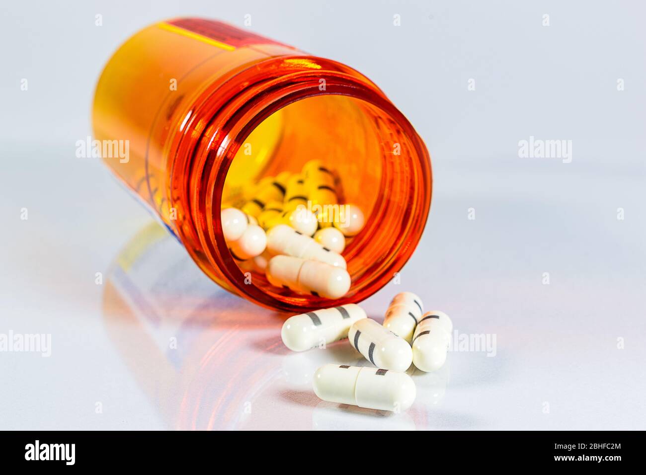 Flasche & Pillen Für Verschreibungspflichtige Medikamente - Weißer Hintergrund, Orange Flasche - Weiße Pillen Stockfoto
