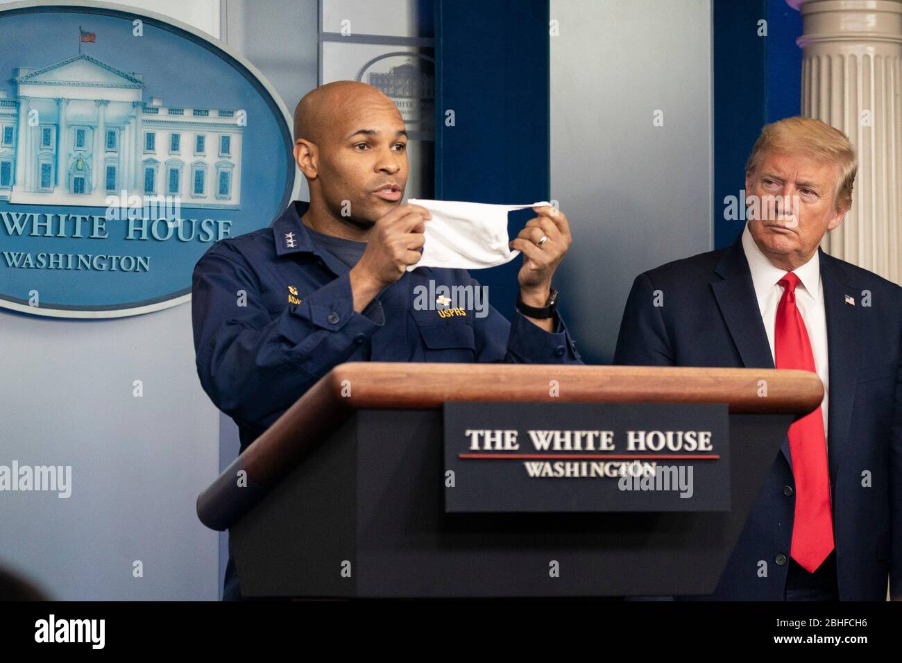 White House Coronavirus Update Briefing Präsident Donald J. Trump hört zu, wie der US-Chirurg General Jerome Adams Bemerkungen vorträgt und fordert die Bürger auf, Masken in der Öffentlichkeit beim Coronavirus (COVID-19) Update Briefing Mittwoch, 22. April 2020, im James S. Brady Press Briefing Room des Weißen Hauses zu tragen. Stockfoto