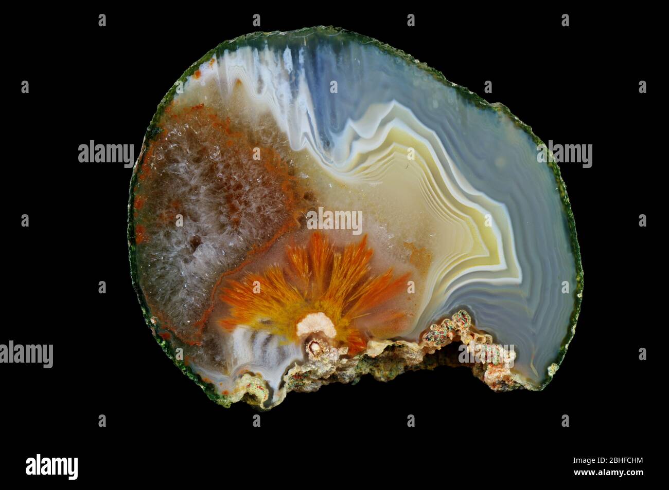 Sagenit - Festung Achat mit Quarz Geode. Farbige Bänder mit Metalloxiden sind sichtbar. Herkunft: Rudno bei Krakau, Polen. Stockfoto