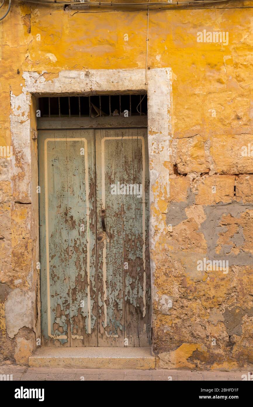 Holztür in der Wand in schlechtem Zustand, Mellieha, Malta Stockfoto