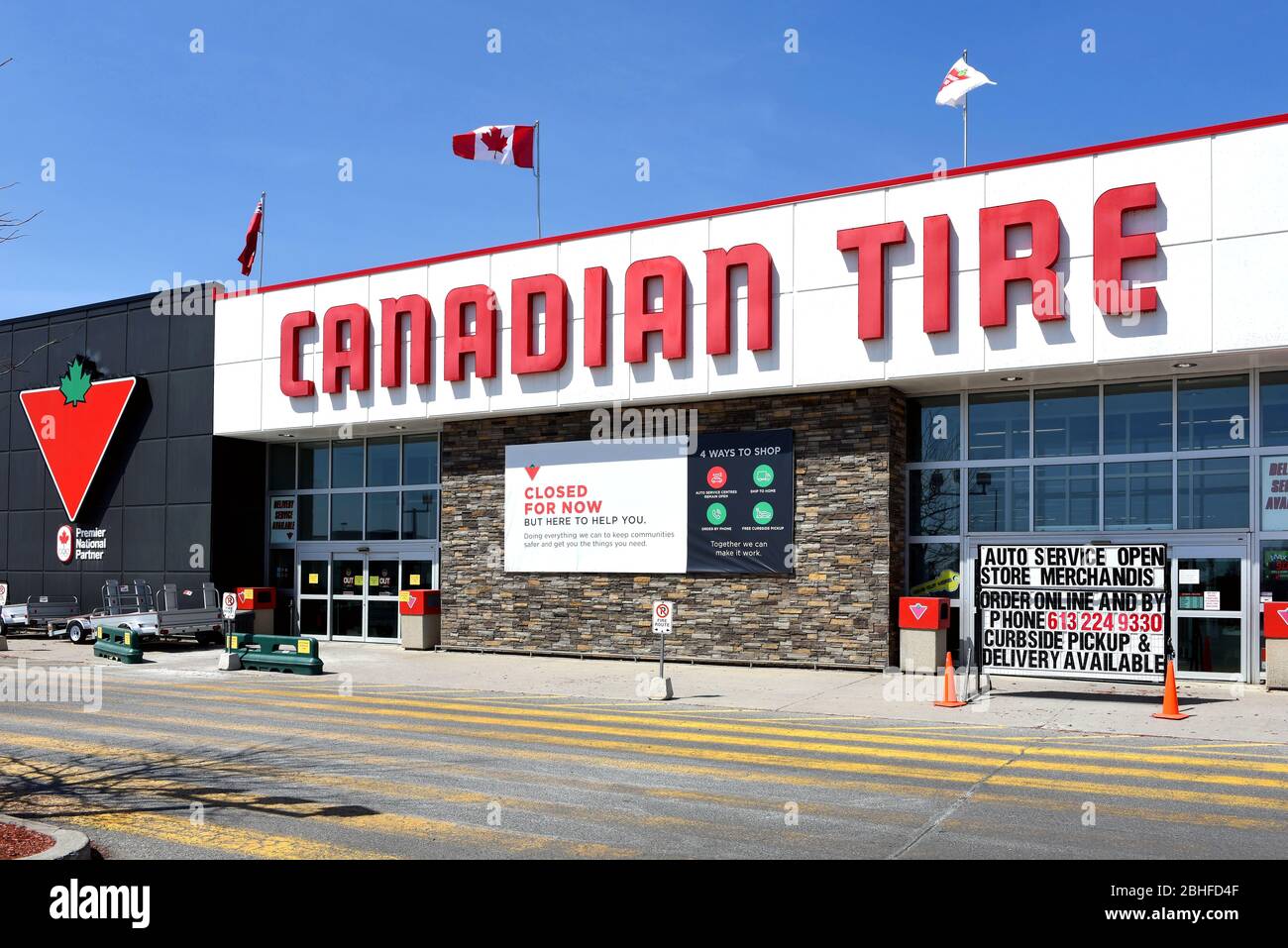 Canadian Tire ist gezwungen worden, seine Geschäfte in Ontario zu schließen, um die COVID-19 Maßnahmen einzuhalten und bietet nur Abholung und Lieferung an der Bordseite an Stockfoto