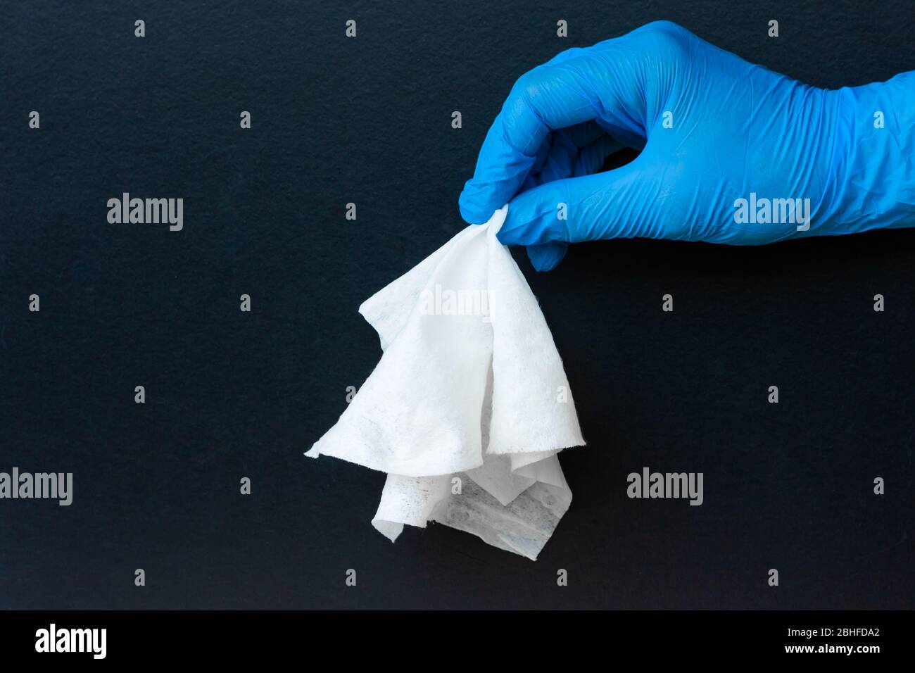 Frau Hand in Handschuhe halten nasse Tcher.Reinigung Serviette  Desinfektion von Viren und Bakterien.Pandemic Notfall, Covid-19  Stockfotografie - Alamy