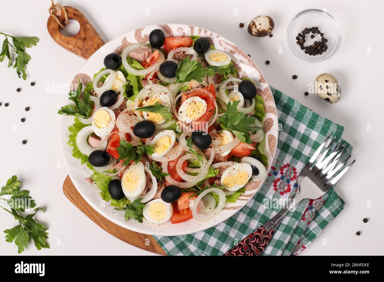 Gesunder Salat mit Thunfisch, Tomaten, Wachteleiern, schwarzen Oliven ...