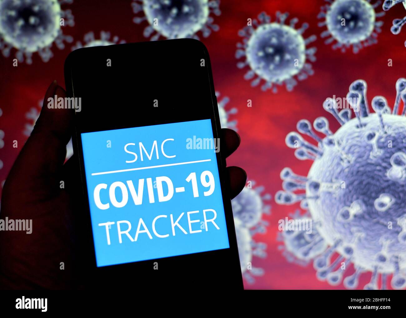 In dieser Abbildung ein Covid 19 - Coronavirus Tracker-Logo von SMC, Surat Municipal Corporation, Indien auf einem Smartphone gesehen gestartet. Stockfoto