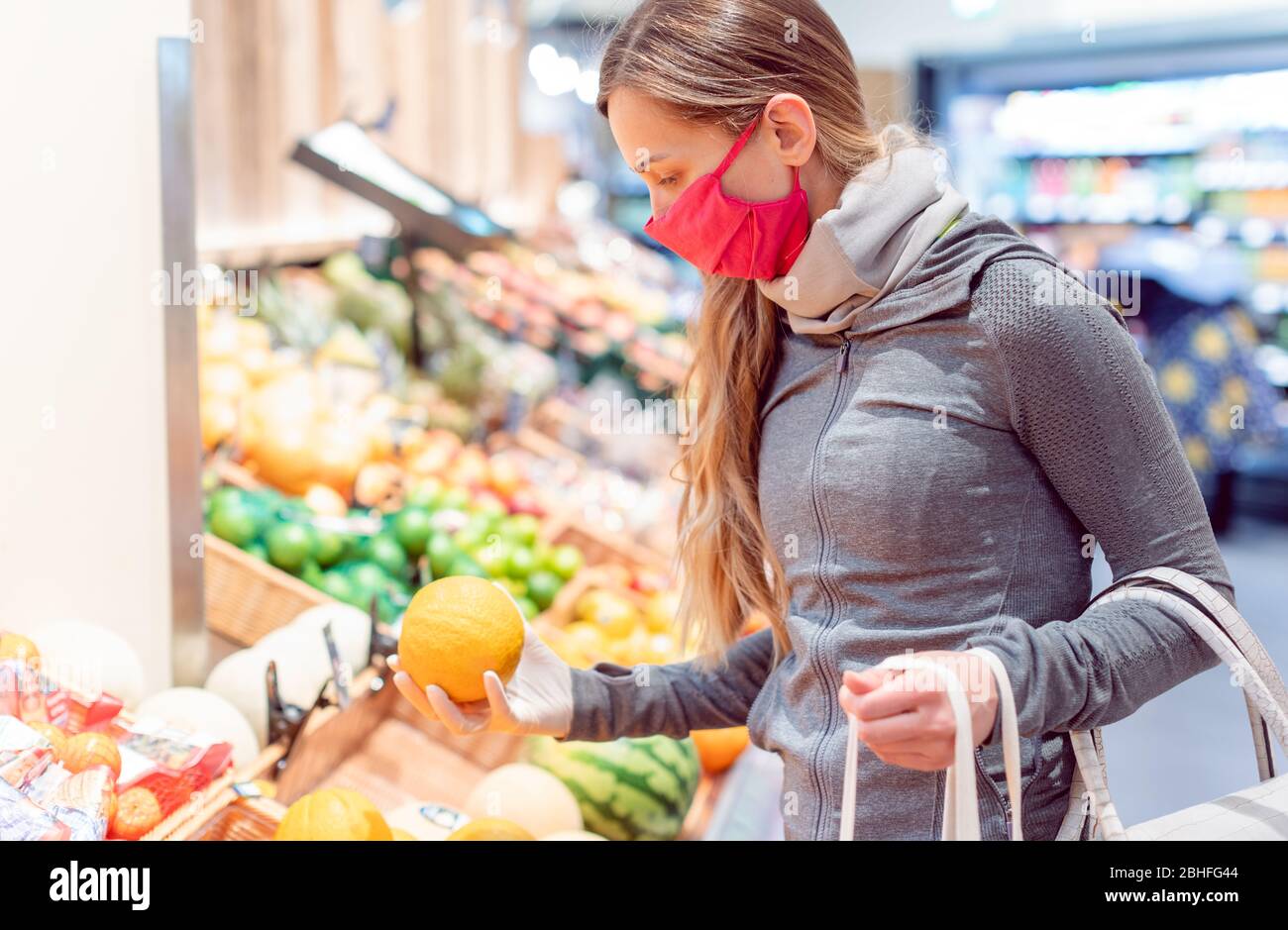 Frau beim Einkaufen im Supermarkt während der Sperrung des Coronavirus Stockfoto