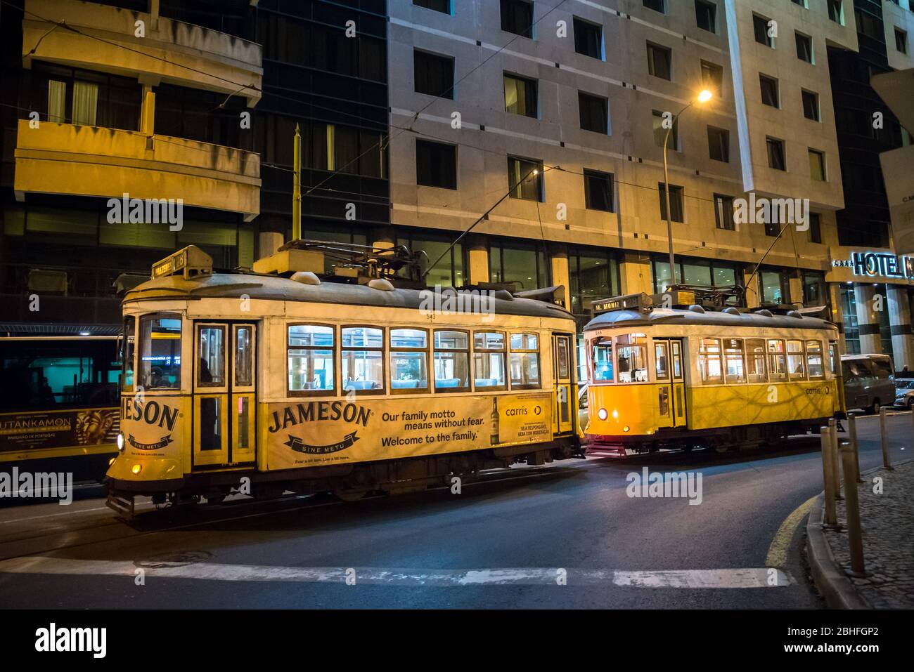 27. Februar 2017. Lissabon, Portugal. Eine berühmte gelbe Straßenbahn 28 von Lissabon, Portugal. Blick auf die Straßenbahn in Lissabon. Stockfoto