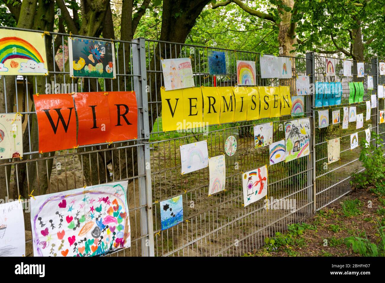 Geschlossene städtische KZZ am MŸhlenbruch in Essen haben Erzieher selbstgemalte Bilder der Kinder an einen Zaun der KZZ gehängt Stockfoto