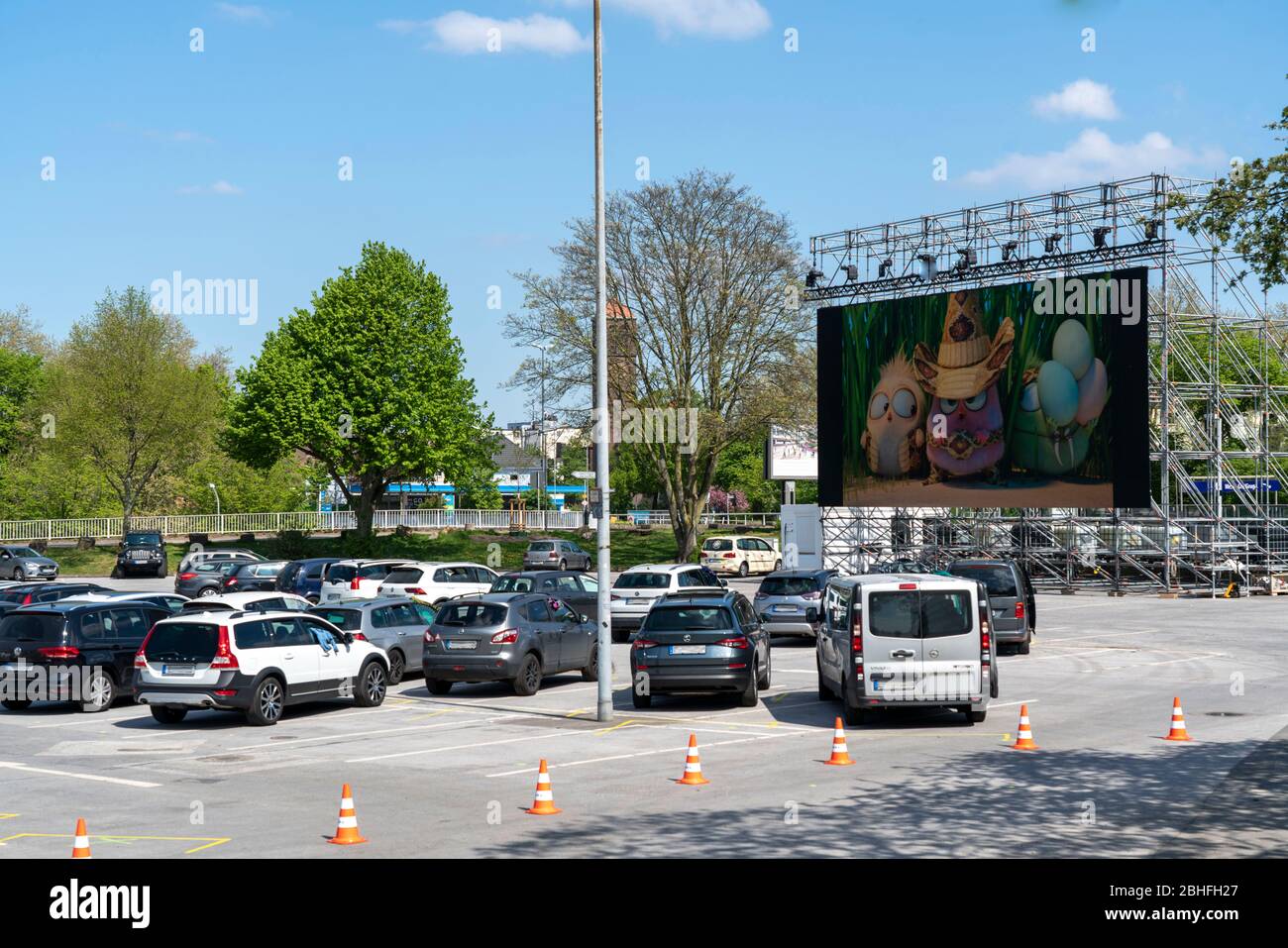 Temporäres Drive-in Kino, auf dem Parkplatz vor der Messe Essen, Grugahalle, große LED-Leinwand ermöglicht auch Filmvorführungen in Sonnenschein, Familienfis Stockfoto