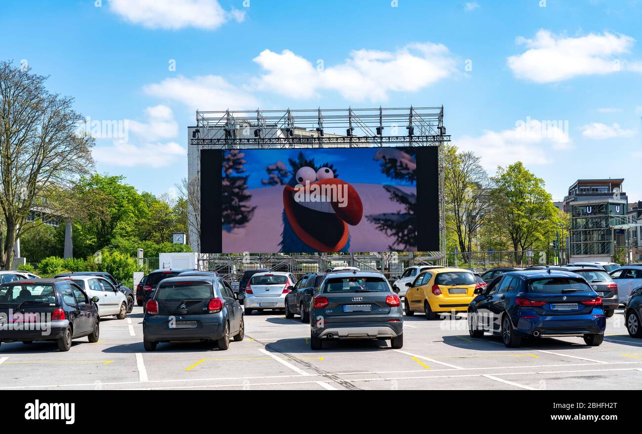 Temporäres Drive-in Kino, auf dem Parkplatz vor der Messe Essen, Grugahalle, große LED-Leinwand ermöglicht auch Filmvorführungen in Sonnenschein, Familienfis Stockfoto