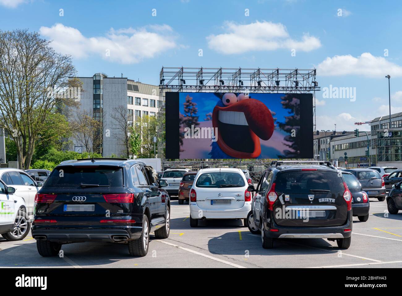 Temporäres Drive-in Kino, auf dem Parkplatz vor der Messe Essen, Grugahalle, große LED-Leinwand ermöglicht auch Filmvorführungen in Sonnenschein, Familienfis Stockfoto