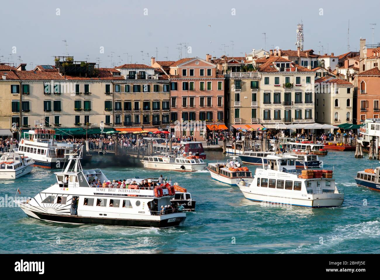 Öffentliche Verkehrsmittel und Touristenboote warten auf den Hafen, wo es voll ist. Am späten Nachmittag. Venedig Italien Stockfoto