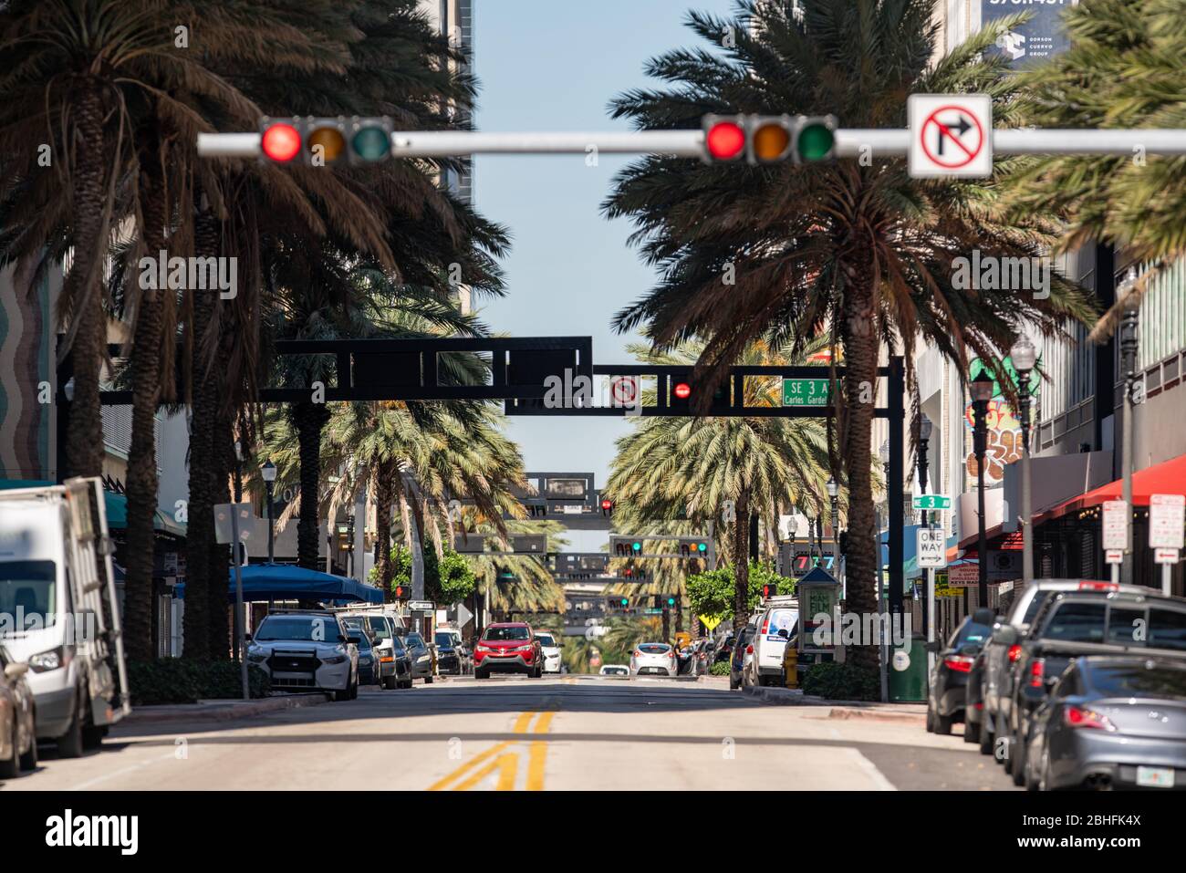 Telefoto Downtown Miami Flagler Street nach Westen während Coronavirus Covid 19 geschlossen alle Geschäfte geschlossen Stockfoto
