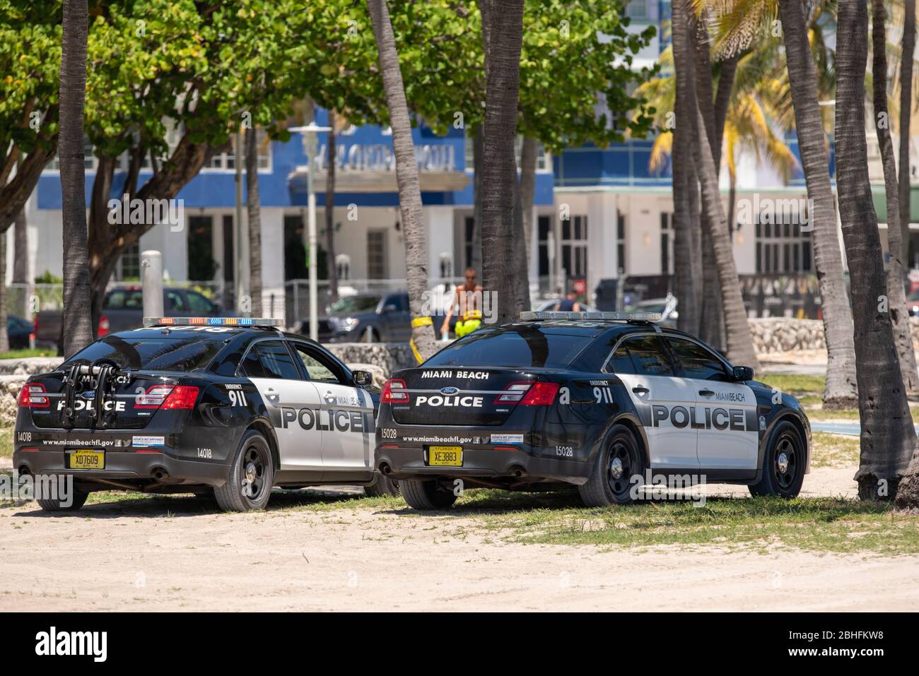 Polizei von Miami Beach setzt soziale Distanz durch Stockfoto
