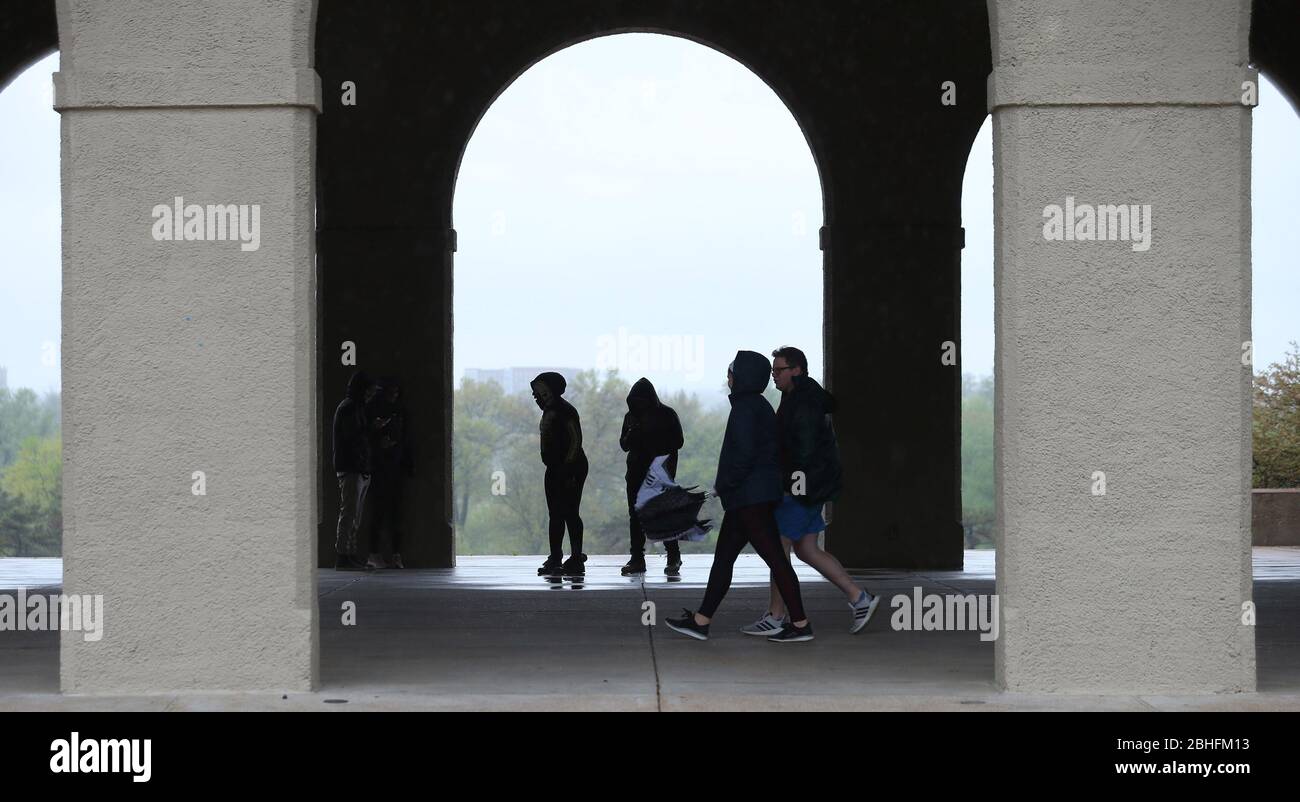 St. Louis, Usa. April 2020. Besucher im Forest Park nutzen den Pavillon der Weltausstellung, um sich am Samstag, den 25. April 2020, vor dem kalten, beständigen Regen in St. Louis zu schützen. Foto von Bill Greenblatt/UPI Quelle: UPI/Alamy Live News Stockfoto