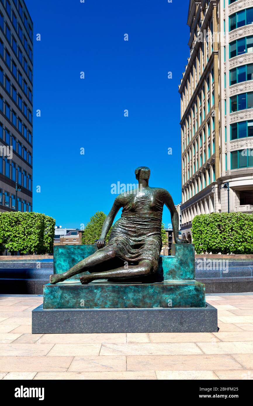 'Vergewaltigte sitzende Frau' (1957-58) von Henry Moore, Canary Wharf, London, Großbritannien Stockfoto