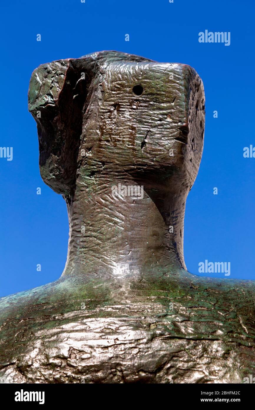 'Vergewaltigte sitzende Frau' (1957-58) von Henry Moore, Canary Wharf, London, Großbritannien Stockfoto