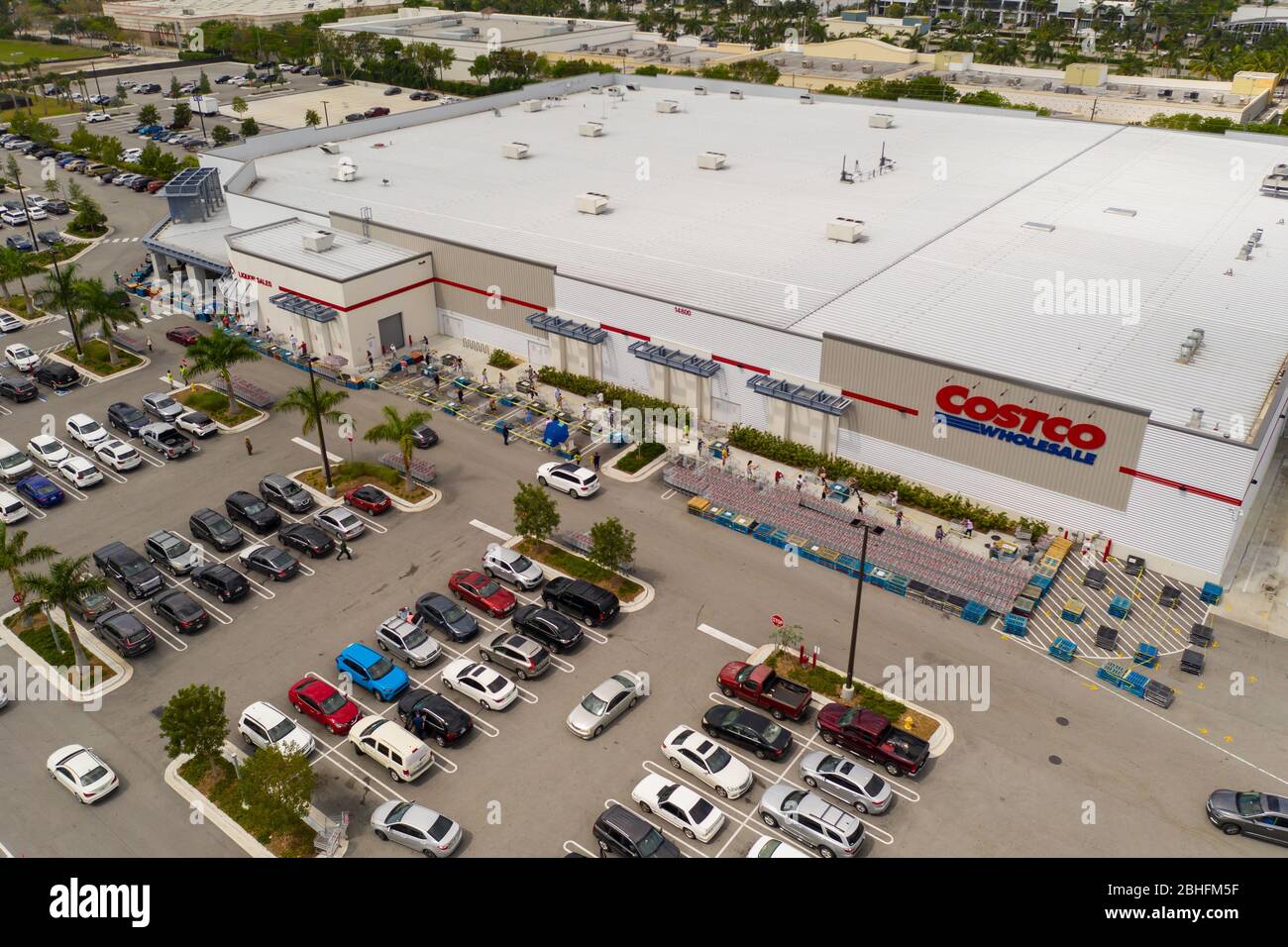 Luftbild lange Linien bei Costco North Miami üben soziale Distanz Stockfoto