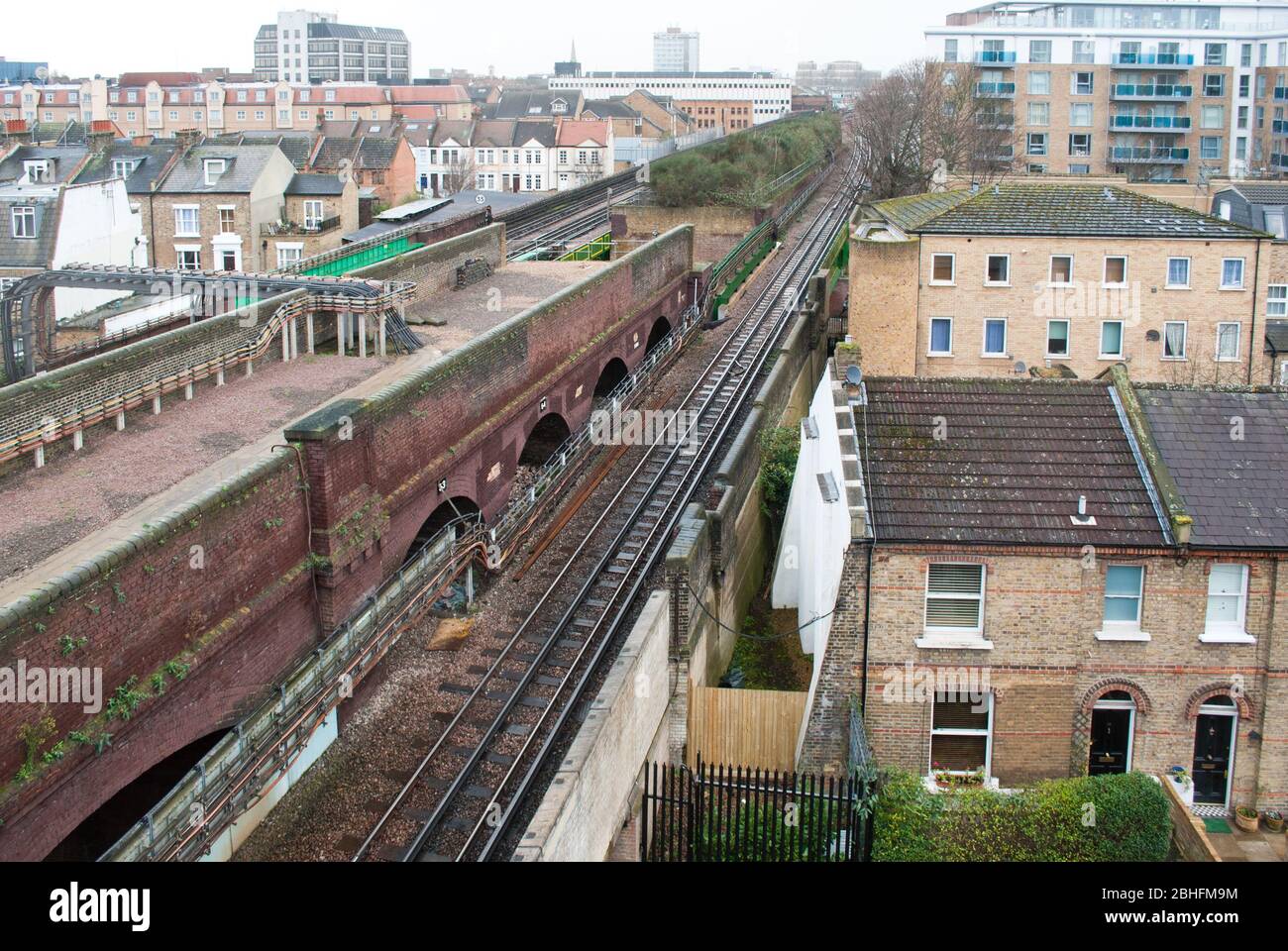 Hammersmith Railway Line verfolgt Town Hall Extension London W6 Stockfoto