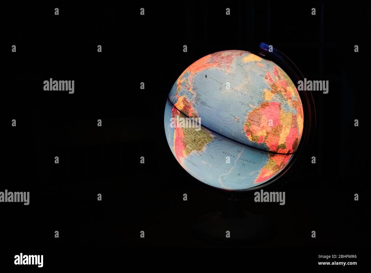 Drehbarer Globus Erdlampe Licht beleuchtet Schreibtisch Karte Geographie in der dunklen Nacht Stockfoto