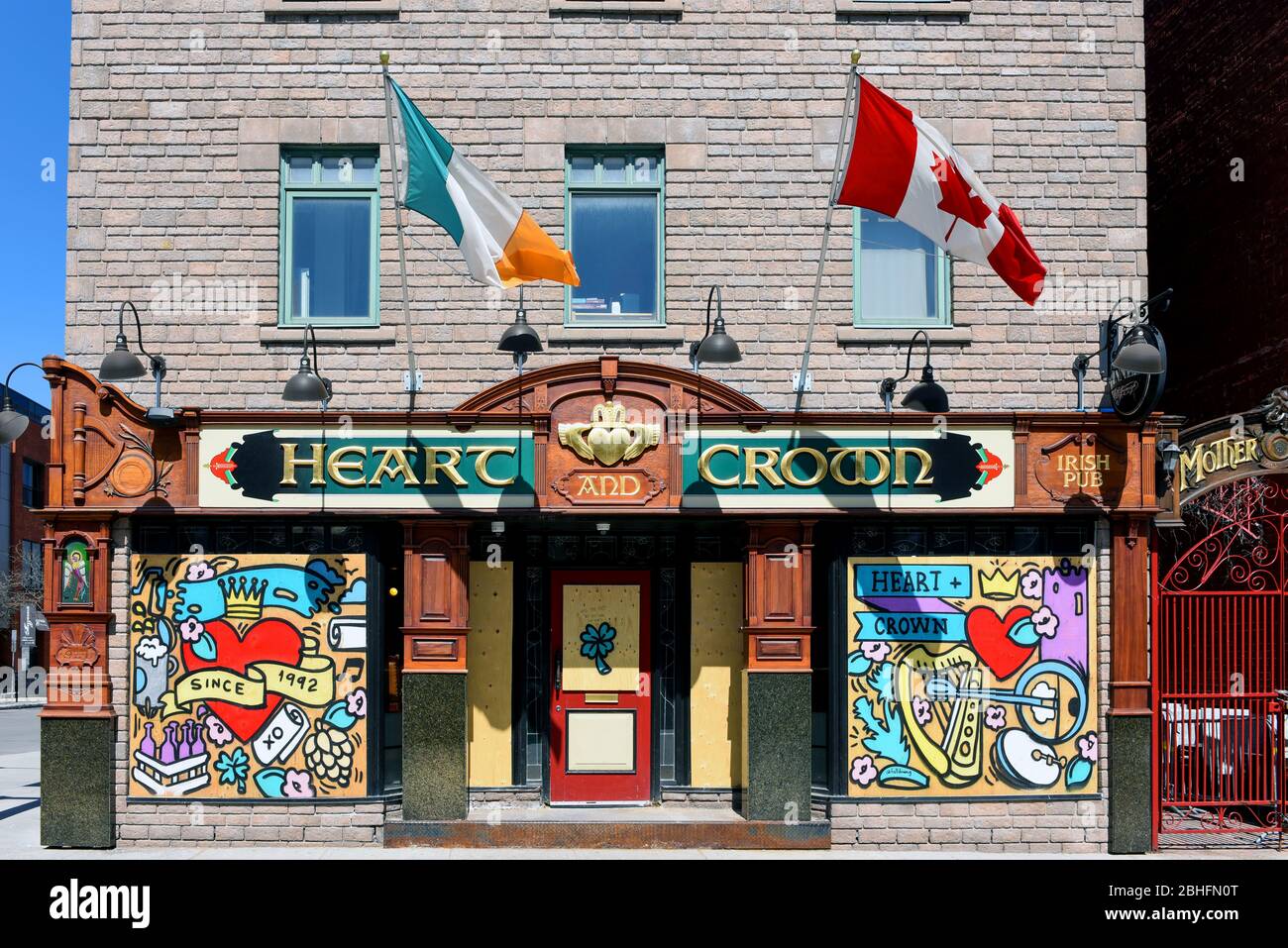 Ottawa, Kanada - 25. April 2020: Die beliebte Bar The Heart and Crown wird während der COVID-19-Sperrmaßnahmen mit einem lokalen Künstler in Auftrag gegeben Stockfoto