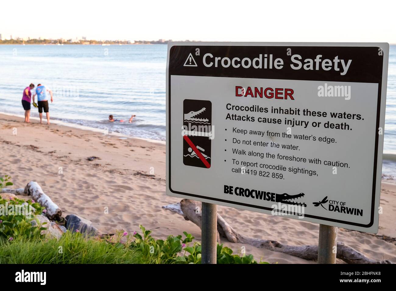 Krokodilschild am East Point Beach in Darwin, Northern Territory, Australien. Stockfoto