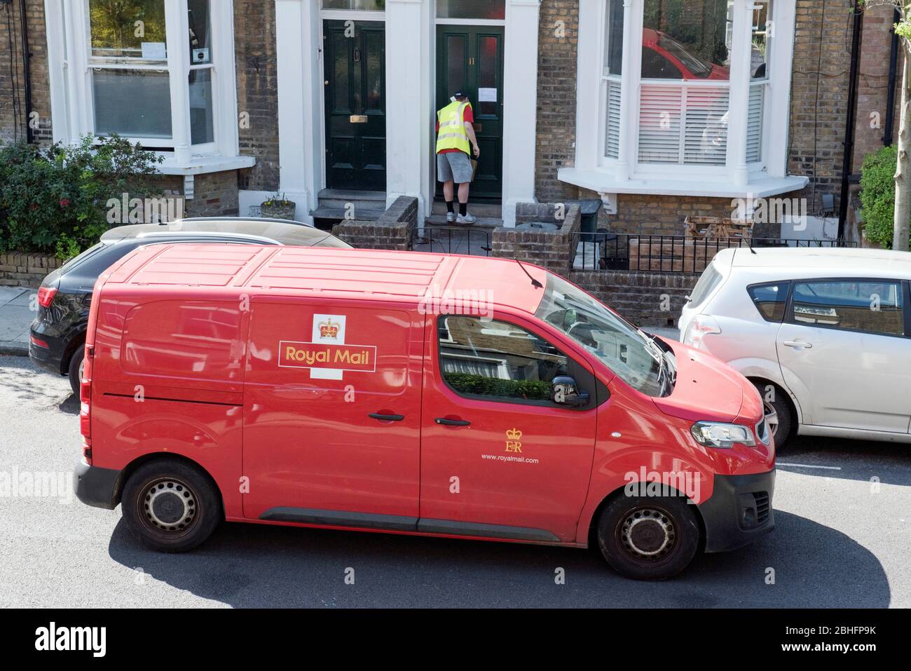 Royal Mail van mit Fahrer, der nach Hause in der städtischen Straße, von oben Holloway, London Borough of Islington England Großbritannien Stockfoto