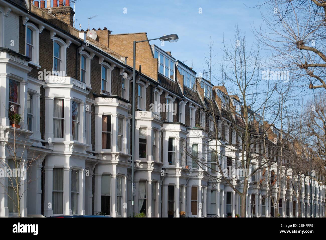 Reihenhäuser viktorianische Terrassen Reihenhäuser Stock Backstein Bay Fenster Straßenbild Hammersmith, London, W12 Stockfoto