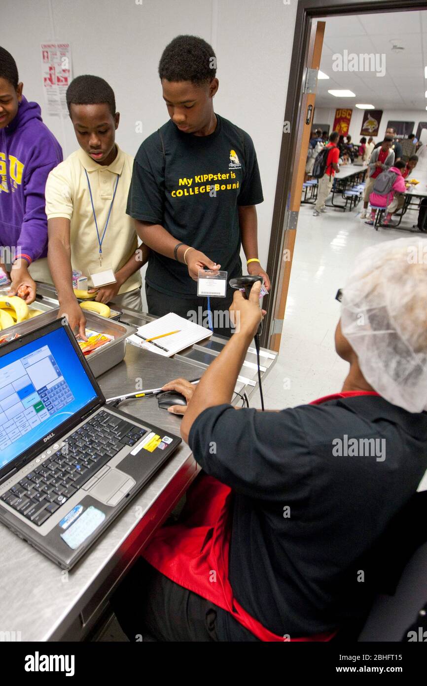 Houston, Texas 2012. Juni: Cafeteria-Mitarbeiter verwenden einen Handscanner, um Barcodeinformationen auf den Essenskarten von Schülern in einer öffentlichen Charterhochschule zu lesen. ©Marjorie Kamys Cotera/Daemmrich Photography Stockfoto