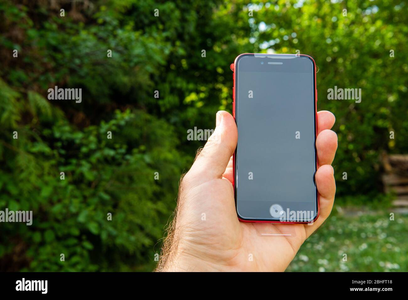 Paris, Frankreich - 24. Apr 2020: Das neue iPhone SE von Apple Computers mit Plastikhülle, Touch ID, Rückkamera mit einem Objektiv und iPhone 8 Stockfoto