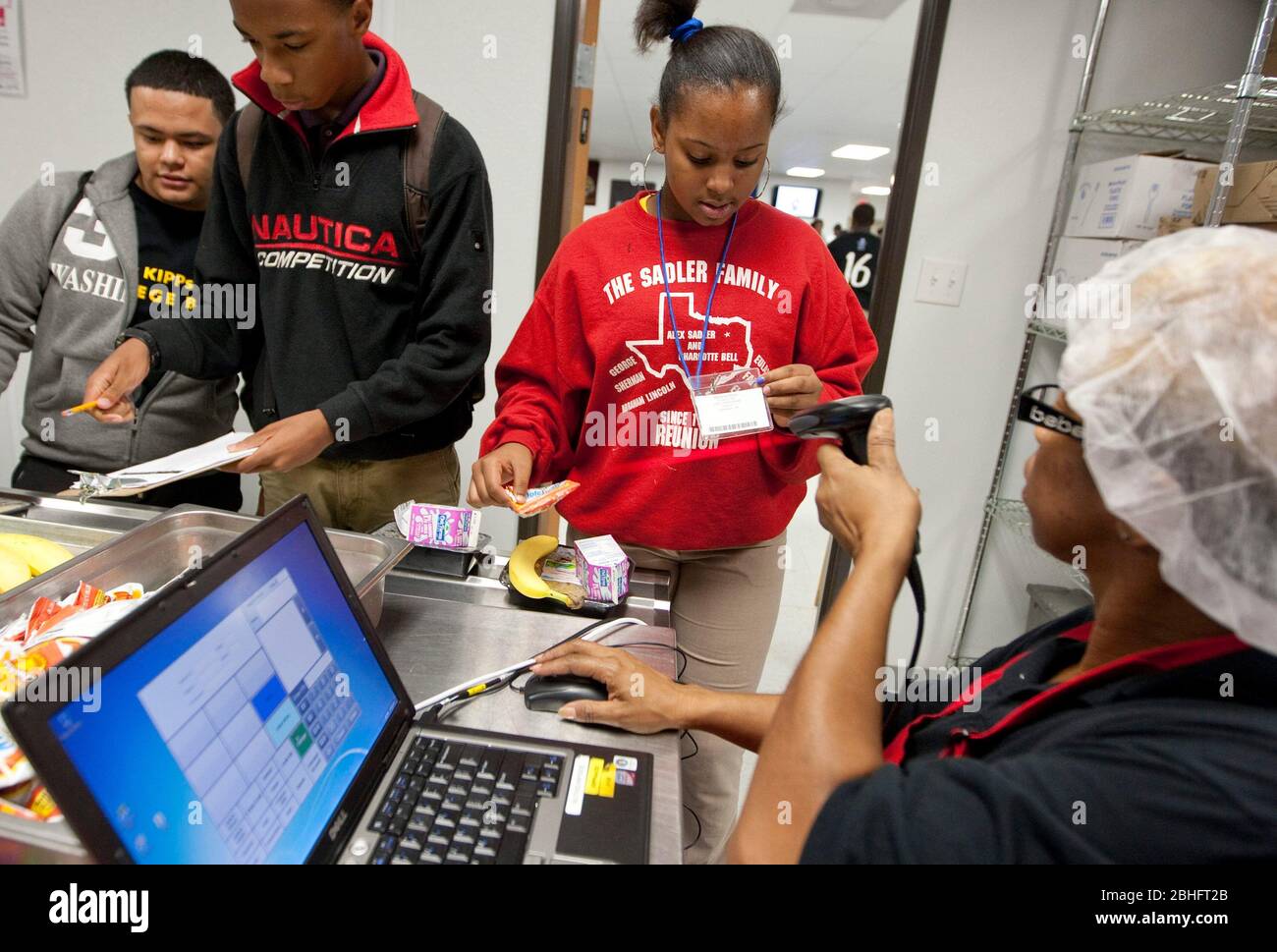 Houston, Texas 2012. Juni: Cafeteria-Mitarbeiter verwenden einen Handscanner, um Barcodeinformationen auf den Essenskarten von Schülern in einer öffentlichen Charterhochschule zu lesen. ©Marjorie Kamys Cotera/Daemmrich Photography Stockfoto