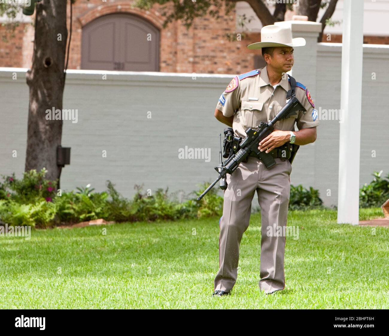 Austin, Texas, USA, 18. Juli 2012: Offizier des Texas Department of Public Safety trägt eine große Waffe, während sie im Dienst auf dem Gelände der Texas Governor's Mansion sind. ©Marjorie Kamys Cotera/Daemmrich Photography Stockfoto