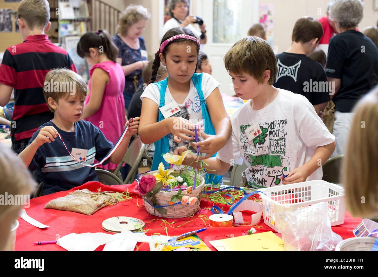 Georgetown Texas USA, 17. August 2012: An einer einwöchigen „Vacation Liberty School“, die Kindern im Alter von 7-12 Jahren „die Vorteile der Freiheit aus der Perspektive des Glaubens, der Hoffnung und der Nächstenliebe“ vermittelt, stellen Kinder Betreuungskörbe für US-Soldaten her. Obwohl es als unpolitisches Programm gegründet wurde, setzt es sich für die Tea-Party-ähnlichen ideale von fiskalischer Verantwortung, freien Märkten und begrenzter Regierung ein. ©Bob Daemmrich Stockfoto