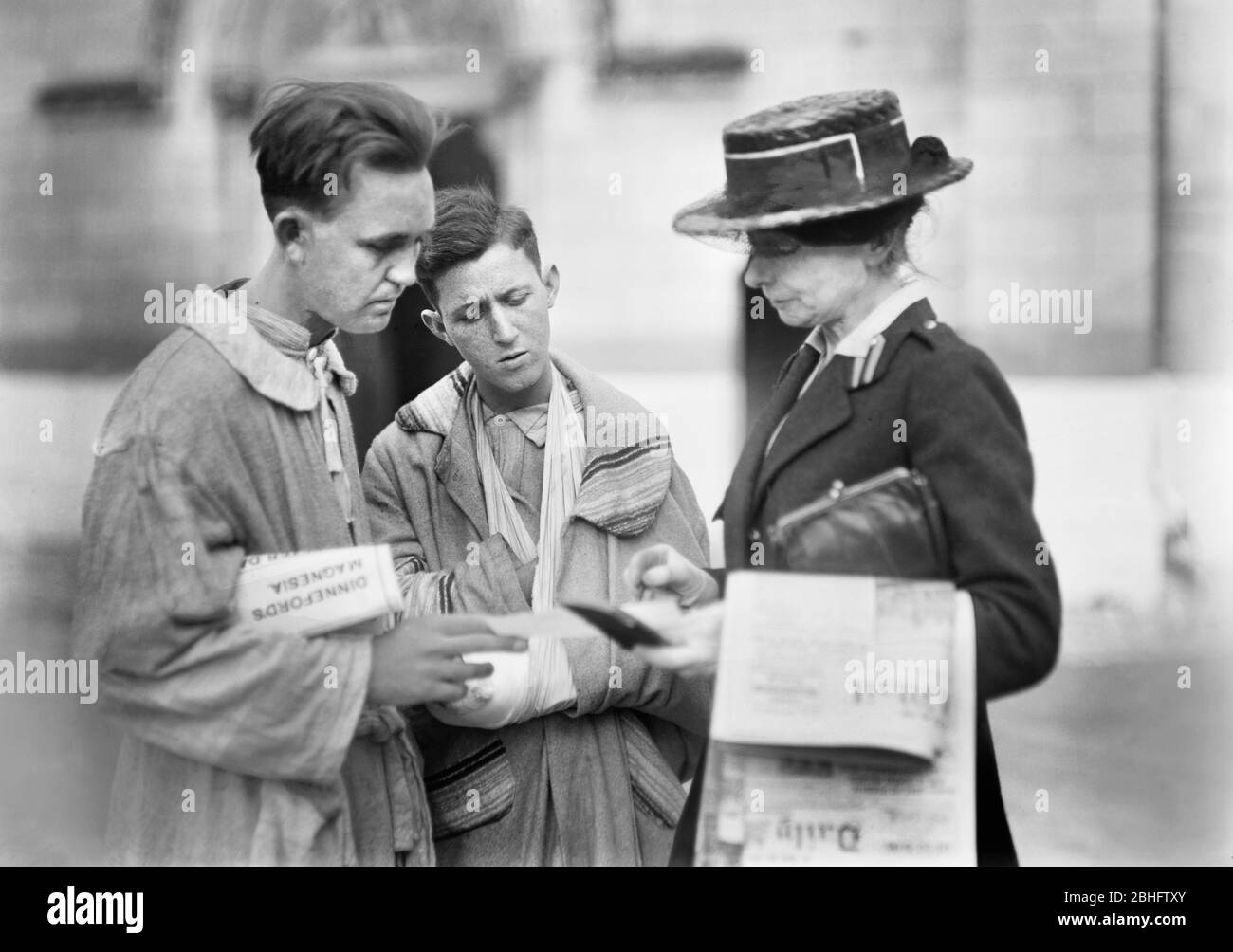 Miss Mary Wiyitt, Krankenhuldigerin, Amerikanisches Rotes Kreuz, Verteilen von Zeitschriften, Pralinen, Komforttaschen, etc., an Soldaten, Camp Hospital 27, Tours, Frankreich, Lewis Wickes Hine, amerikanische Nationale Rotes Kreuz Fotothek, September 1918 Stockfoto
