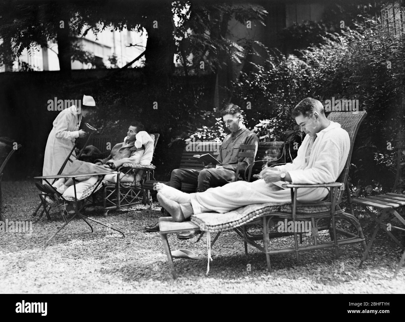 Rekonvaleszente amerikanische Offiziere im Garten des American Military Hospital No. 3, erstellt vom Amerikanischen Roten Kreuz, Rue de Chevreuse, Paris, Frankreich, Lewis Wickes Hine, amerikanische Nationale Rotkreuzfotografiensammlung, August 1918 Stockfoto