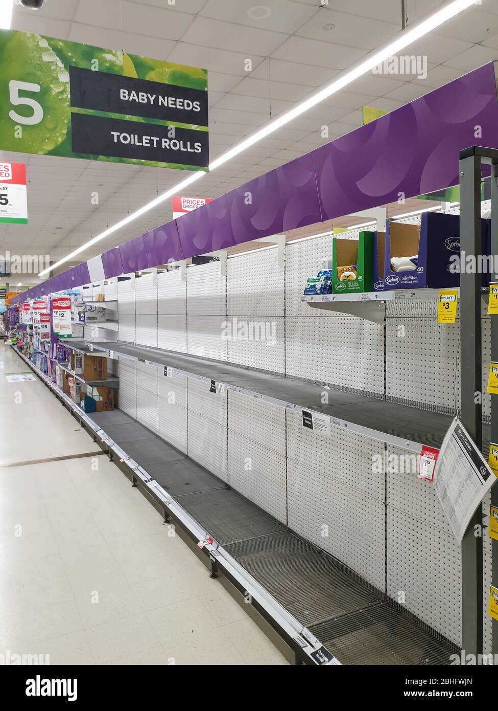 Gold Coast, Australien - 9. März 2020: Supermarkt leeres Baby braucht Regale in der Angst vor Coronavirus, panischen Käufern beim Kauf und Vorratskapieren von Babybedürfnissen Stockfoto