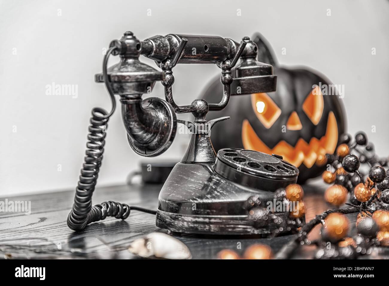 Halloween Dekoration Vintage schwarz Drehtelefon, schwarzer Kürbis Stockfoto