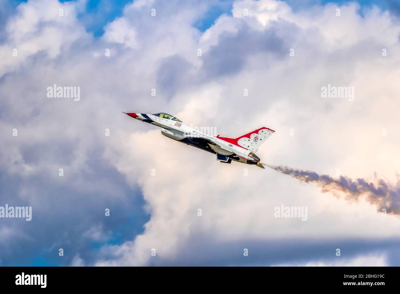 United States Air Force Thunderbirds bei der Vorführung ihrer Präzisionsflüge auf 2019 Wings Over Houston, Houston, Texas. Stockfoto