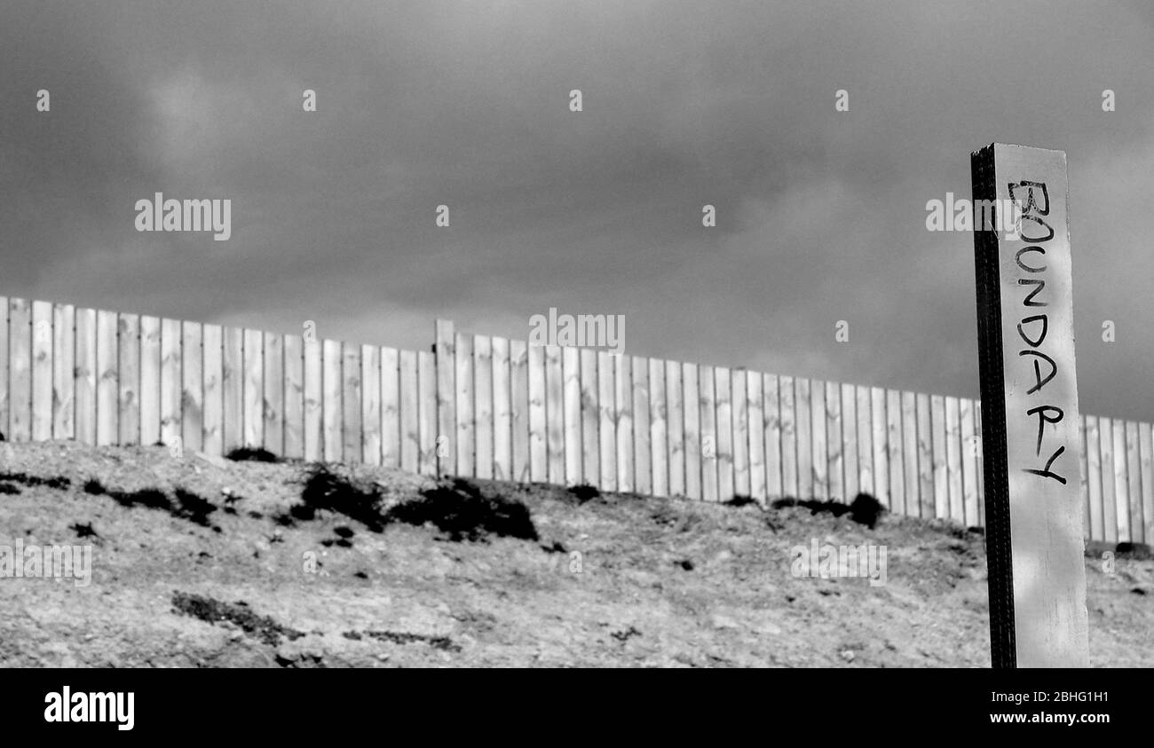 Zäune und Grenzmarkierung in einer neuen Wohnunterteilung in Wellington Stockfoto