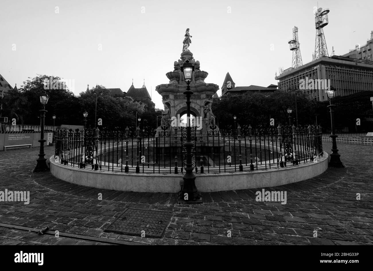 Deserted Flora Fountain Area, am Hutatma Chowk (Martyr's Square), ist ein architektonisches Denkmal mit Ornamenten in Mumbai, Indien. Stockfoto