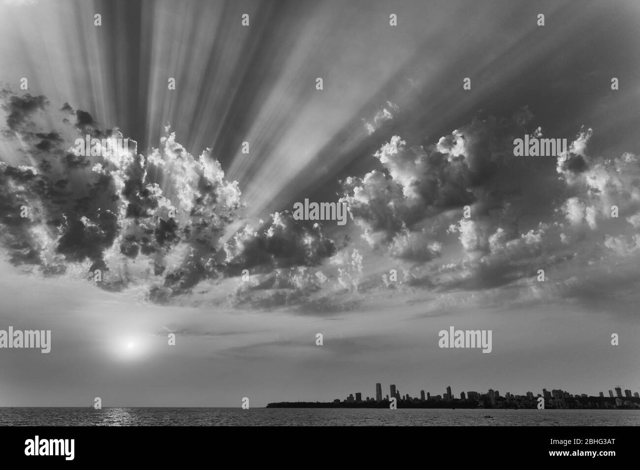 Wunderschöne Wolken und Sonnenstrahlen am Abend bei Sonnenuntergang von Marine Drive The Queen's Halskette, Mumbai, Maharashtra, Indien. Stockfoto