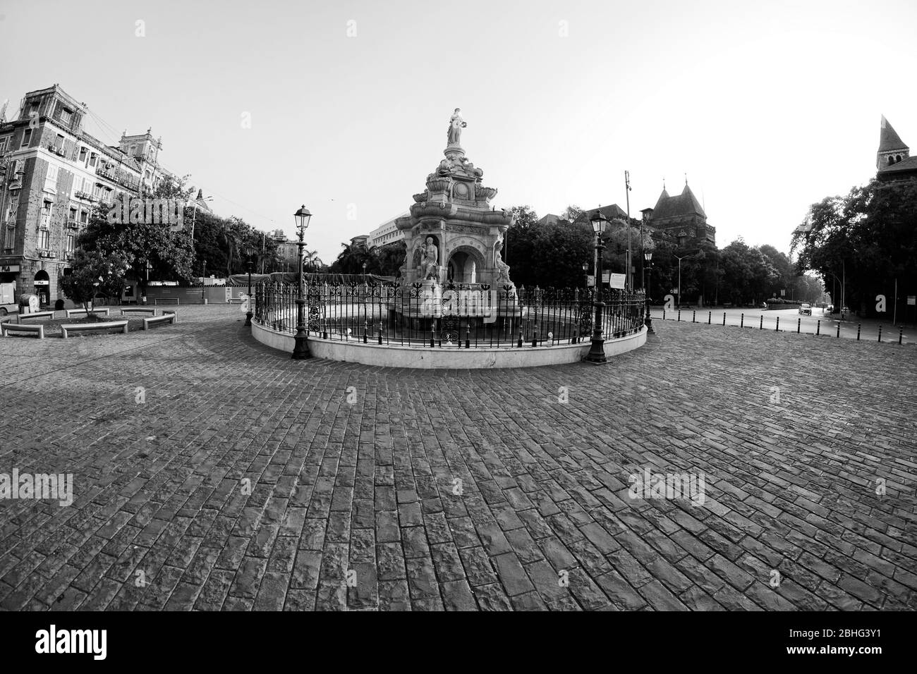 Deserted Flora Fountain Area, am Hutatma Chowk (Martyr's Square), ist ein architektonisches Denkmal mit Ornamenten in Mumbai, Indien. Stockfoto