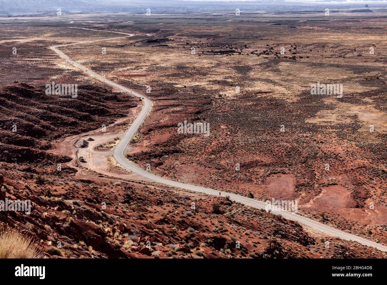UT00546-00...UTAH - Blick nach unten auf die State Route 261, San Juan County, Bureau of Land Management. Stockfoto