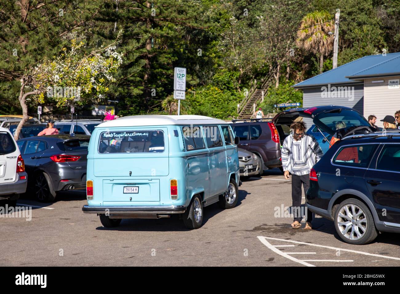Blauer VW Kombucha van auf Sydney nördlichen Stränden Bereich, Sydney, Australien Stockfoto