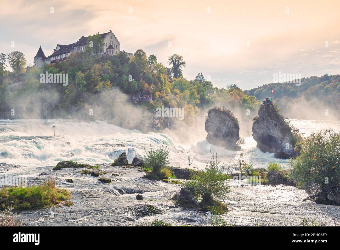 Mächtige weiße Stromschnellen des Rheins am Rheinfall, dem berühmten und größten Wasserfall Europas in Schaffhausen, Schweiz Stockfoto