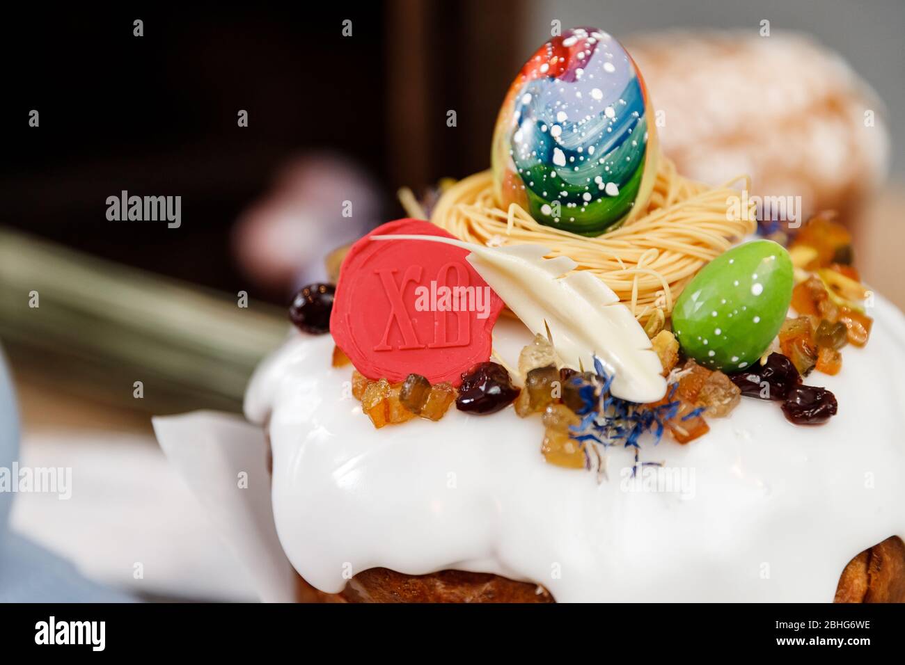 Osterkuchen orthodoxen süßen Brot kulich und bunte Schokoladeneier auf Festtisch Stockfoto