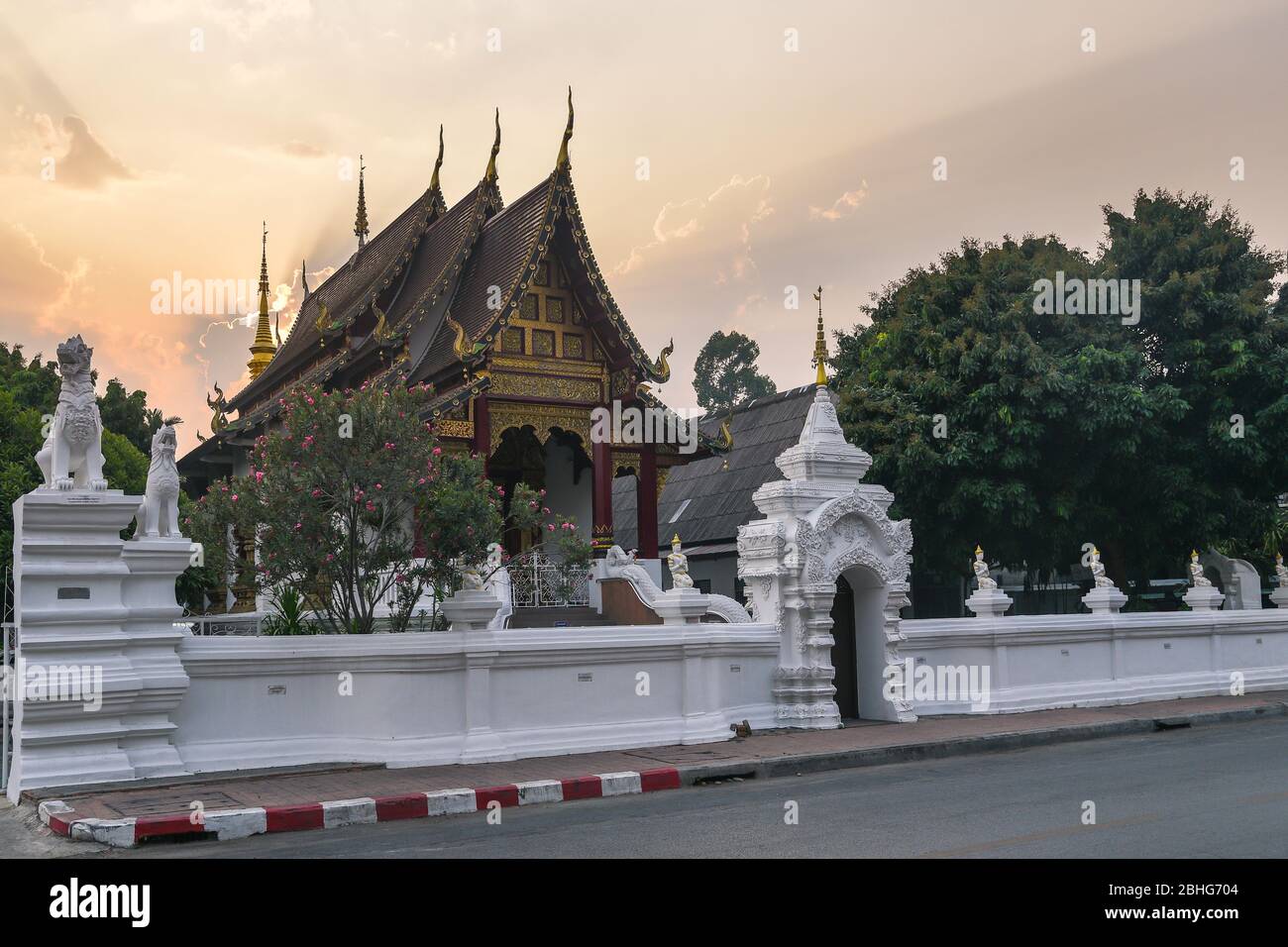 Buddhistische Tempelkapelle im Abendlicht bei Sonnenuntergang. Wat Chang Taem. Chiang Mai, Thailand. Stockfoto
