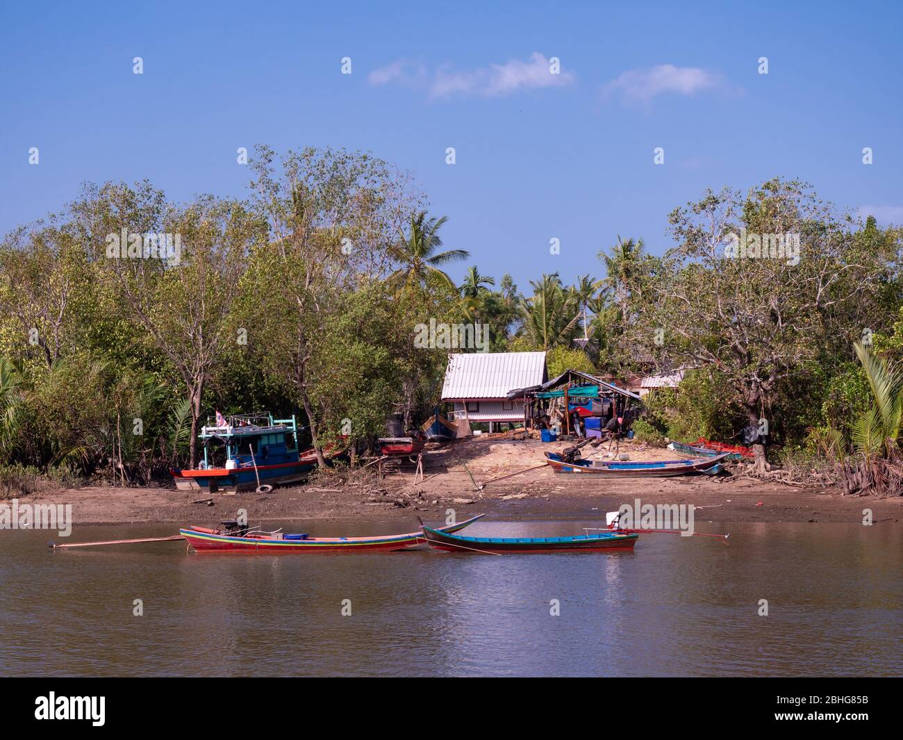 Kleine Werft am Ufer des Mak Bang, einem Kanal in Satun City, Satun im Süden Thailands. Stockfoto